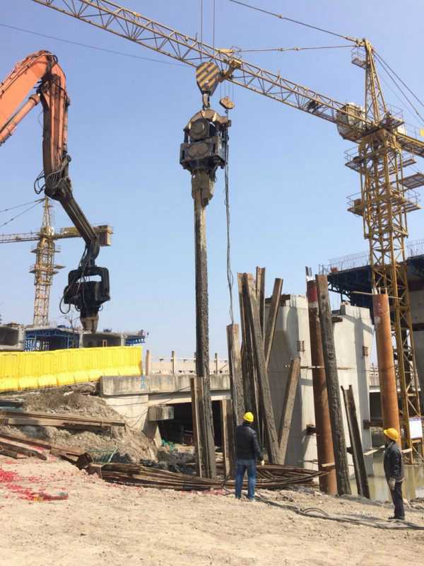 DZ90 Pile driver extracting piles in Wenzhou - Yongan Vibro